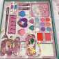Trusa machiaj copii: Set complet machiaj pentru fetite, 15 piese diferite, Fantasy Castle, 30 x 24 x 3.5 cm Trusa machiaj copii: Set complet machiaj pentru fetite, 15 piese diferite, Fantasy Castle, 30 x 24 x 3.5 cm